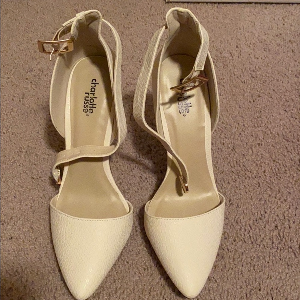 Cream colored snake skin high heels 🔥